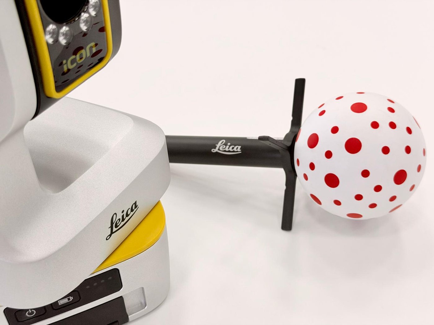 Cabezal del Leica iCON iCS50 con el vPen y la esfera de puntería